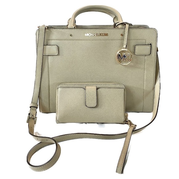 Michael Kors Jet Set Travel Medium Zip Around Phone Holder  - Tan Color - Picture 14 of 14